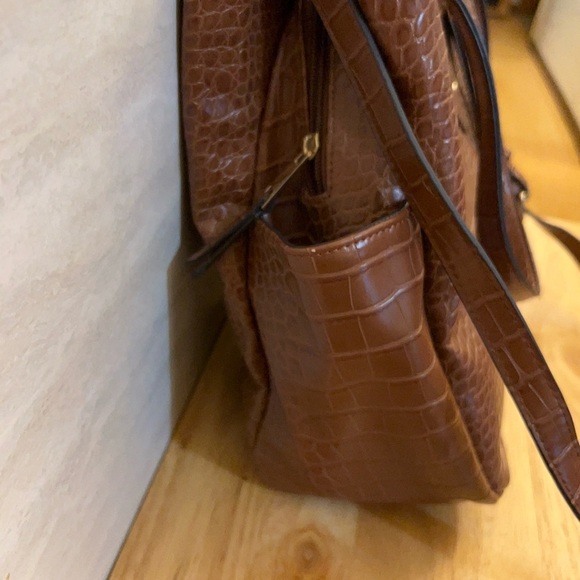 Kelly & Katie Chic Brown Faux Leather Crocodile-Embossed Texture Shoulder Bag - Picture 2 of 16